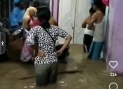 Mencekam! Detik-detik Warga Padang Pariaman Minta Tolong Terjebak Banjir Dalam Rumah