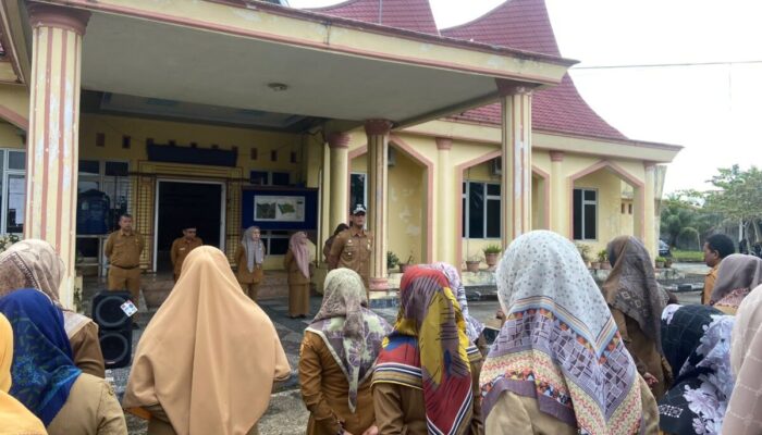 Perangkat Desa Sikapak Timur Hadiri Apel di Kantor Camat Pariaman Utara