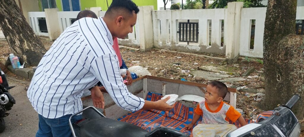 Viral bagikan nasi bungkus