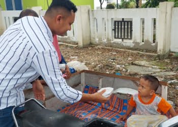 Viral bagikan nasi bungkus