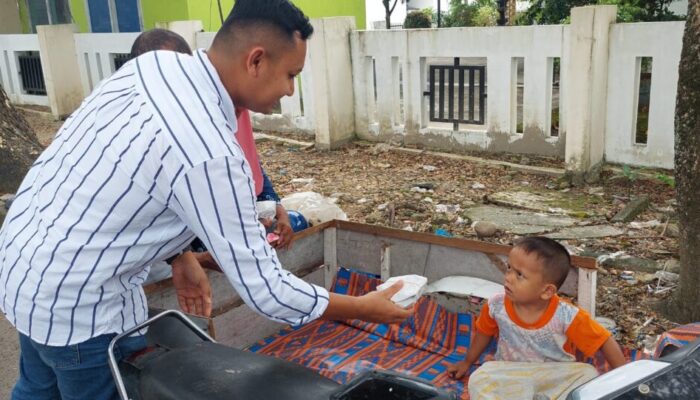 Viral! Briptu Fandri Irawan Bagikan Ratusan Nasi Bungkus