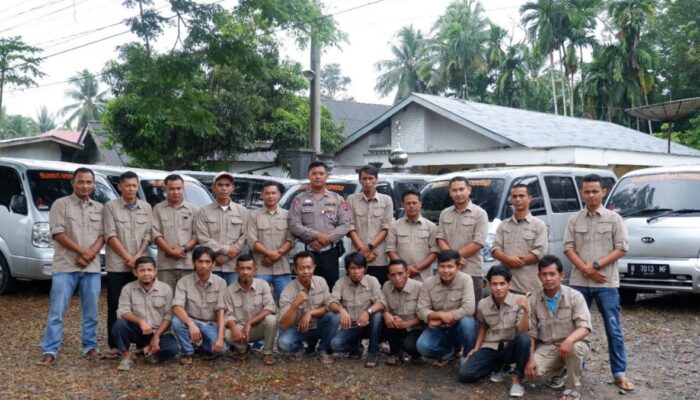 Kasat Lantas Polres Dharmasraya Edukasi Sopir Bus Sekolah