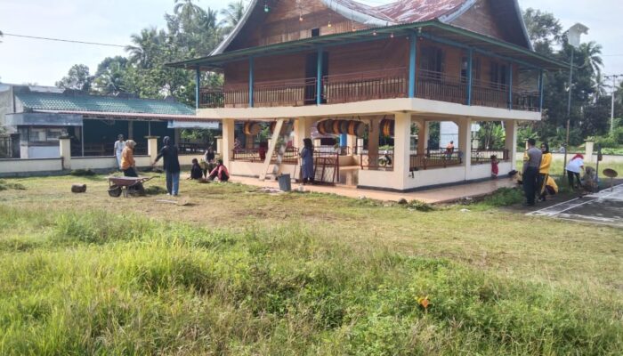 Mahasiswa UNP dan Warga Goro Lanjutkan Pembangunan Taman Wisata Seni Budaya Nagari Lareh Nan Panjang