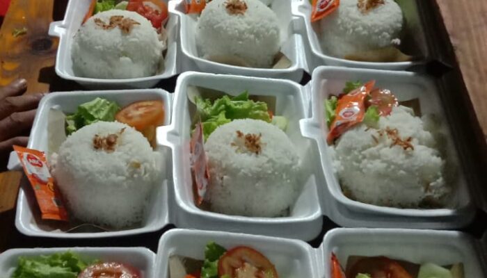 Rutinkan Program Jumat Berkah, Kita Punya Berbagi Puluhan Nasi Bungkus Gratis