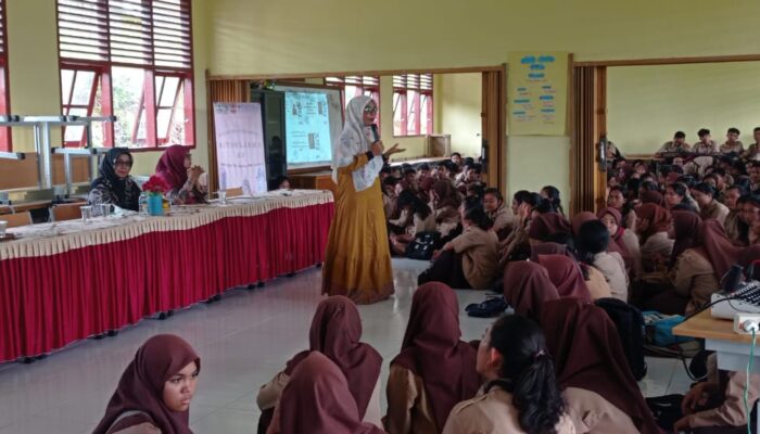 Kampanyekan Usia Perkawinan Ideal, Tim FK Unand Edukasi Siswa SMAN 2 Sipora