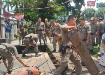 Pol PP Akhirnya Bongkar Paksa Bangunan PKL di Fasum Depan BKKBN dan Pool ANS Padang