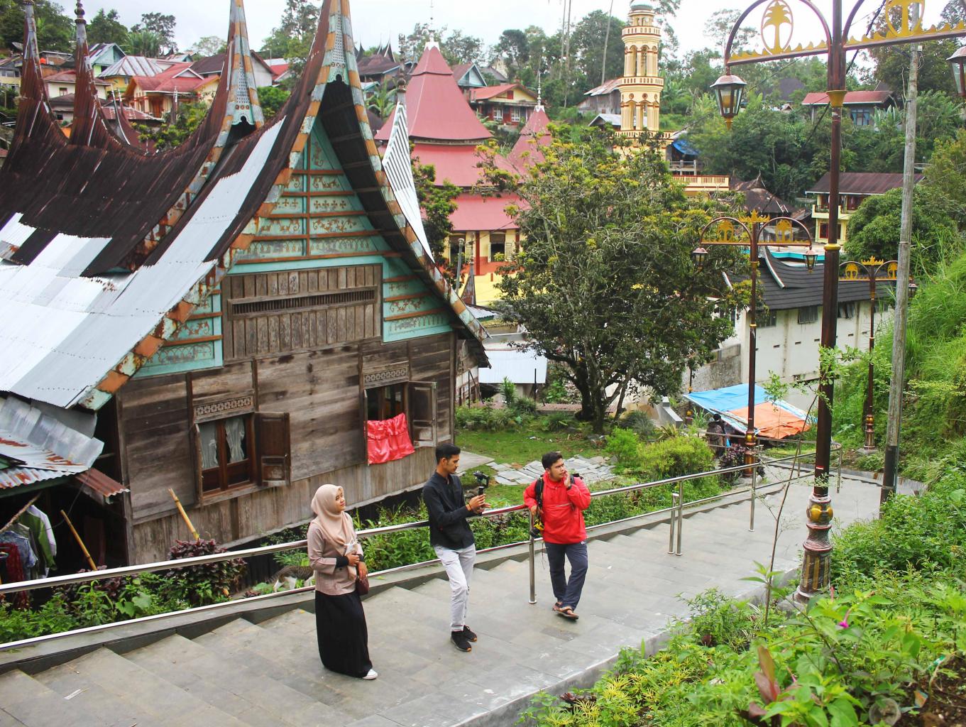 Wisatawan menikmati paket wisata Pariangan Heritage Walk Desa Wisata Pariangan, Tanah Datar. Paket wisata yang ditawarkan salah satu pemenang ADWI 2022 ini mengkombinasikan sightseeing dan story telling. IST