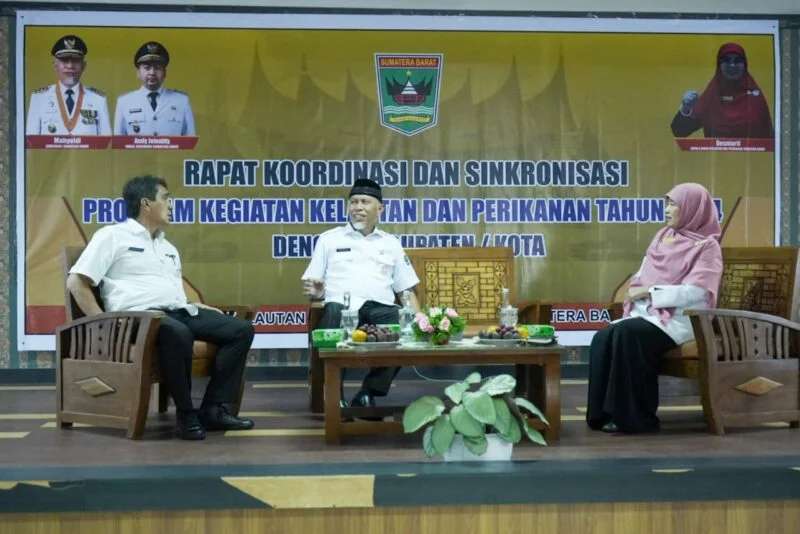 Gubernur Sumbar, Mahyeldi membuka Rapat Koordinasi dan Sinkronisasi Program dan Kegiatan dengan Dinas yang Membidangi Kelautan dan Perikanan Kabupaten/Kota dan UPT Pusat, di Aula DKP Sumbar, Rabu (8/2). IST
