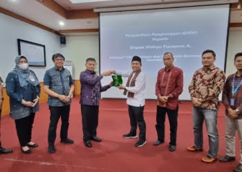 Tokoh Penggerak Ekonomi Syariah, Wahyu Purnama Terima Penghargaan KDEKS Sumbar