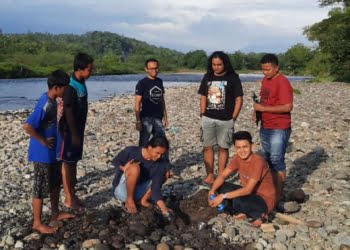 Ajarkan Generasi Muda Mencintai Alam, Pemuda Nagari Lareh Nan Panjang Sungai Sariak Habiskan Waktu Sore Di Tepi Batang Mangoi