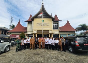 Camat V Koto Kampung Dalam Lantik Bamus Nagari Campago Selatan, Barat dan Sikucua Tengah