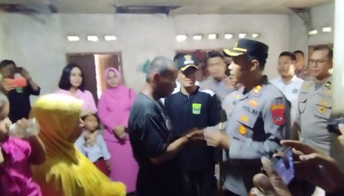 Program Jumat Curhat, Zamri Sujud Syukur Saat Rumahnya Diterangi Listrik Berkat Bantuan Kapolres Pariaman
