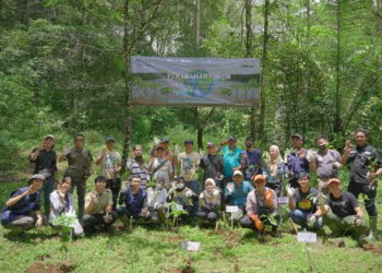 Bio Farma Tanam Seribu Pohon di Taman Buru Bandung