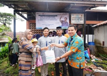 Bio Farma Bagikan Makanan Tambahan di Desa Cimenyan Bandung