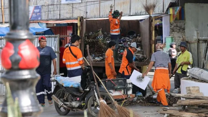Petugas kebersihan membersihkan Lapangan Cindua Mato Batusangkar, Tanah Datar, Rabu (1/2). REZKY