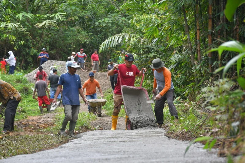 Jajaran staf CSR PT Semen Padang bergotong royong bersama masyarakat Bukit Gaduik, Kelurahan Limau Manis Selatan, Minggu (29/1) pagi lalu. IST