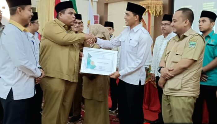 Wali Nagari Kapalo Koto Diganjar Penghargaan Pendukung Gerakan Zakat Terbanyak
