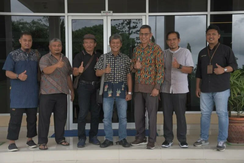 Masyarakat Kecamatan Talamau, Kabupaten Pasaman Barat (Pasbar) saat berkunjung ke PT Semen Padang. IST