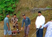 Warga Nagari Kuranji Hulu Goro Bersihkan Material Longsor
