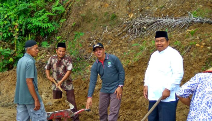 Warga Nagari Kuranji Hulu Goro Bersihkan Material Longsor