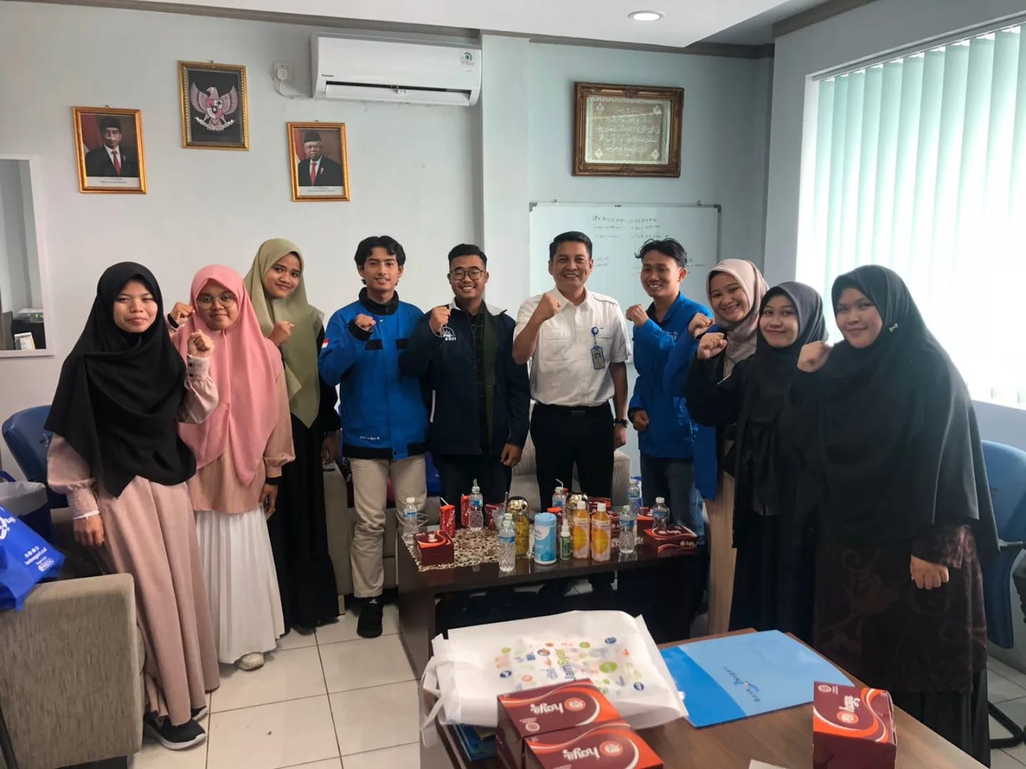 Pemimpin Cabang Bank Nagari Syariah Padang Heri Fitrianto berfoto bersama pengurus pengurus Forum Silaturahim Studi Ekonomi Islam (FoSSEI) koordinator Wilayah Sumatera Bagian Tengah, yang berkunjung ke Bank Nagari Syariah Padang, akhir pekan lalu. IST