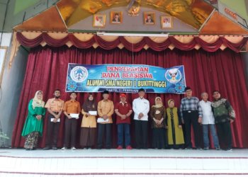40 Siswa SMAN 1 Bukittinggi Terima Beasiswa dari Alumni