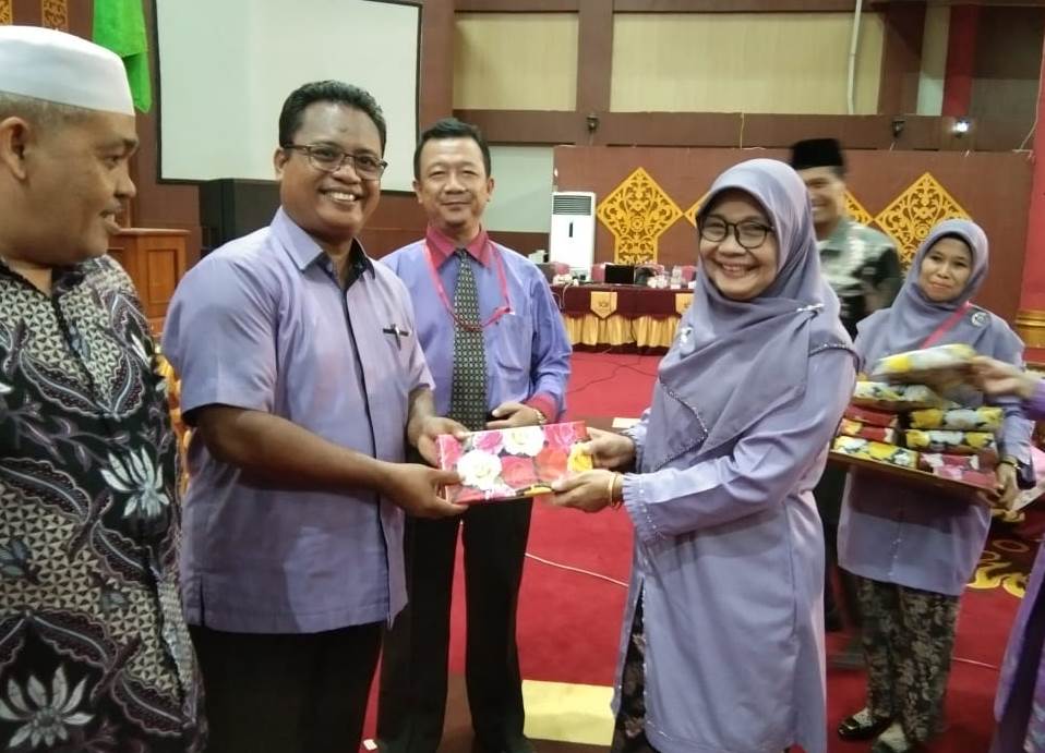 Foto bersama Marliza dengan Almus Junaidi untuk menutup acara kegiatan bimtek. Kamis (16/2). PUTRI MERI YANTI PERTIWI