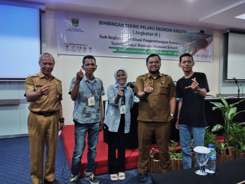 Kepala Bidang Pengembangan Sumber Daya Pariwisata dan Ekonomi Kreatif (Ekraf) Drs. Raymon MPd., dan Ketua Panitia Pelaksana kegiatan yang juga Adyatama Pariwisata dan Ekraf Dinas Pariwisata Sumbar Ricky Suryadi S.ST Par, M.Par., berfoto bersama perwakilan peserta usai pembukaan bimtek bagi pelaku ekraf, di Hotel Truntum, Selasa (21/2). ATVIARNI
