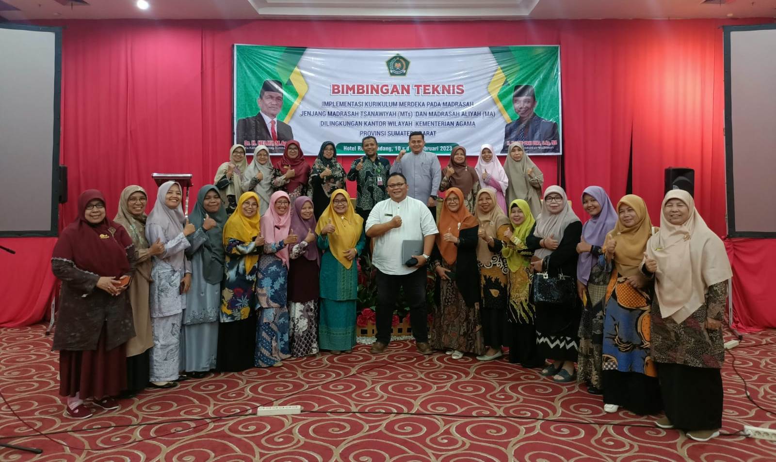 Foto bersama Kepala MAN 1 Kota Padang, Marliza dengan didamping dua wakil kepala Bimbingan Teknis (Bimtek) Implementasi Kurikulum Merdeka pada jenjang MTs dan MA, di Hotel Rocky Padang. PUTRI MERI YANTI PERTIWI