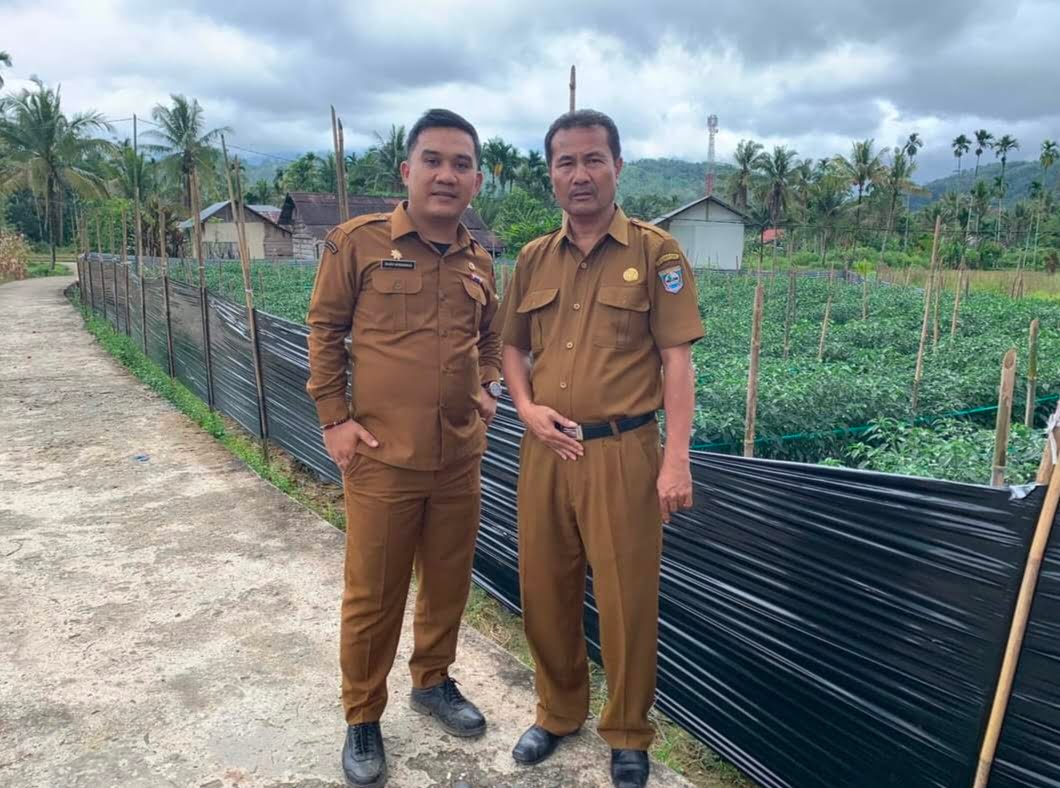 Kepala DPMN Randy Hendrawan bersama Pj Wali Nagari Talu Mahyudanil. Osniwati