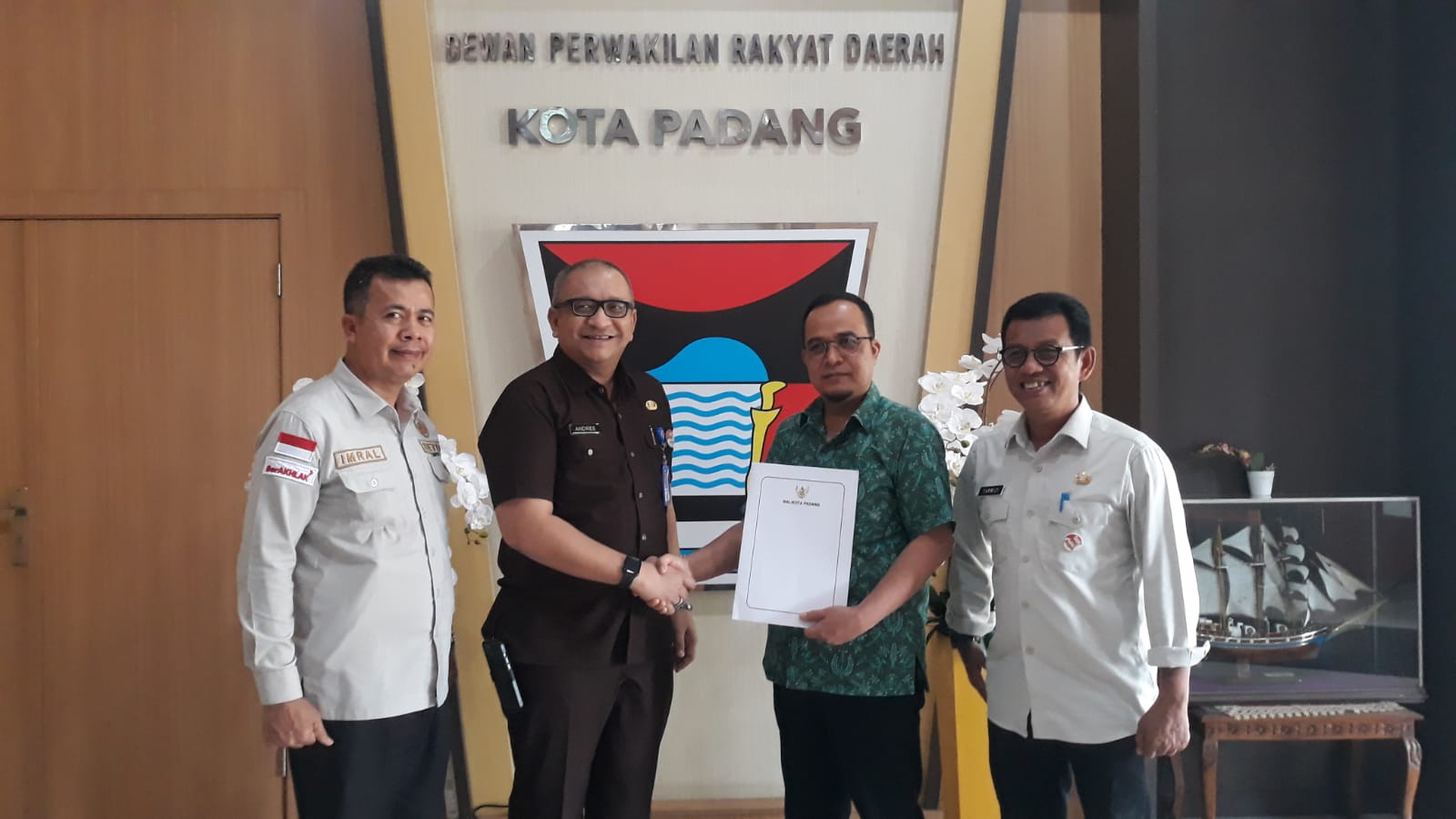 Penyerahan nama calon Wawako Padang ke DPRD Padang, Kamis (23/2). IST