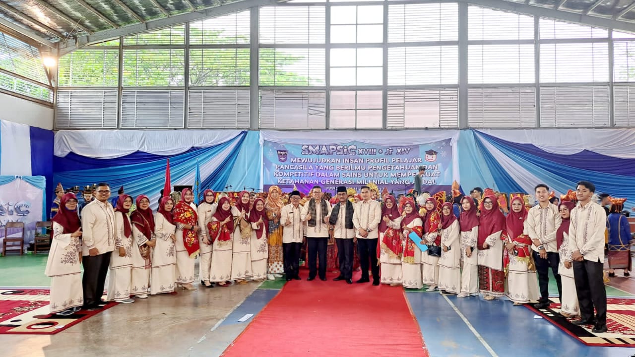 Foto bersama usai kegiatan SMAPSIC yang dilaksanakan di SMA 1 Negeri Padang pada Sabtu dan Minggu (11-12/2). PUTRI MERI YANTI PERTIWI