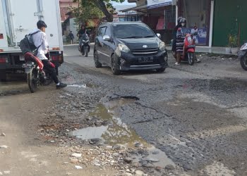 Warga Padang Keluhkan Banyaknya Jalan Berlubang ke Anggota Dewan