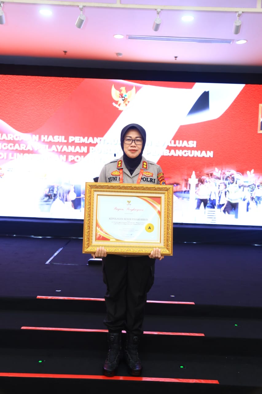 Kapolres Payakumbuh AKBP Wahyuni Sri Lestari bersama penghargaan yang diterima dari Wakil Presiden RI pada Selasa (21/2). IST