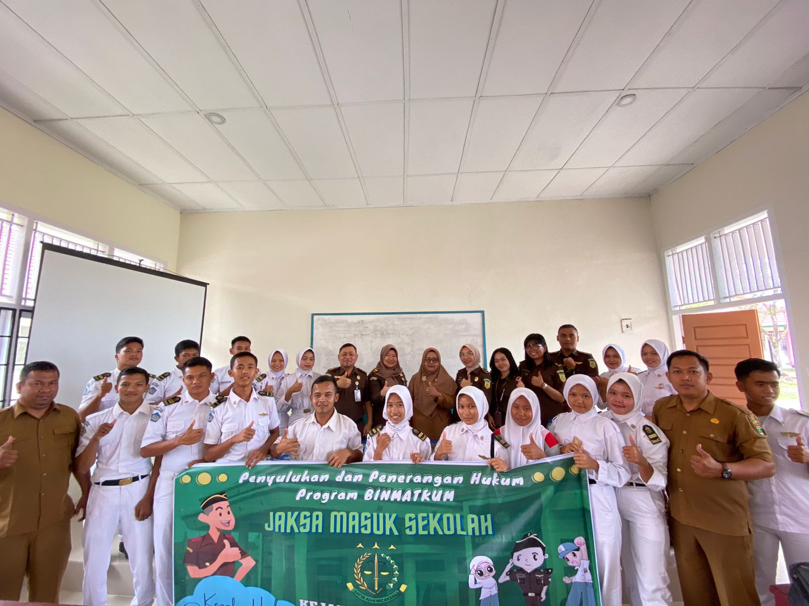 Setelah mengikuti kegiatan Jaksa Masuk Sekolah, dilanjutkan dengan foto bersama dengan guru dan murid. Osniwati