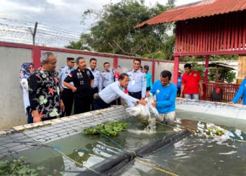 Lapas Bukittinggi Lakukan Panen Bawang