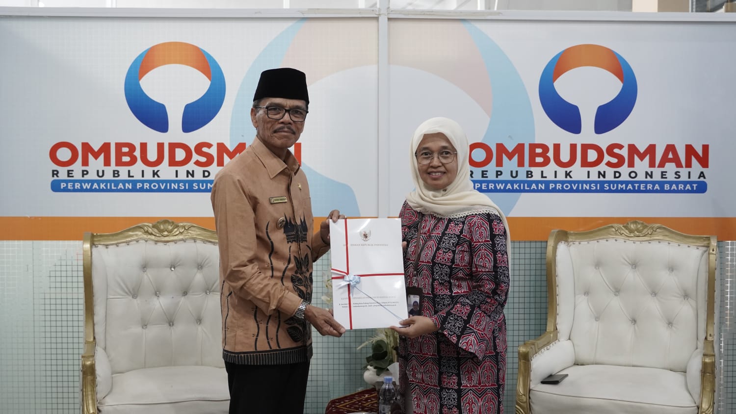 Bupati Lima Puluh Kota, Safaruddin Dt. Bandaro Rajo menerima sertifikat Ombudsman RI Perwakilan Sumbar. IST