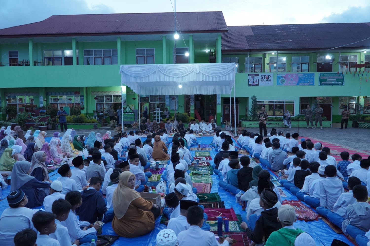 Suasana buka bersama di komplek SDN Balai- Balai yang dihadiri Wali Kota Padang Panjang, Fadly Amran. Terlihat seluruh siswa sangat antusias menunggu waktu berbuka puasa. APIZRAJOALAM