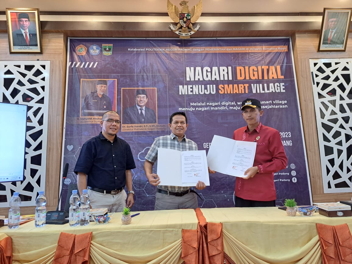 Kepala Penelitian dan Pengabdian kepada Masyarakat Politeknik Negeri Padang (P3M PNP) Yuhefizar, Wakil Direktur 2 PNP Sarmiadi dan salah seorang Wali Nagari,berfoto bersama usai Workshop Hari Kedua "Nagari Digital Menuju Smart Village" di Aula Gedung C, Kampus Oranye, Limau Manis, Padang, Rabu (15/2). IST