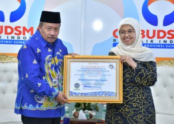 Bupati Agam Terima Penghargaan dari Ombudsman Perwakilan Sumbar