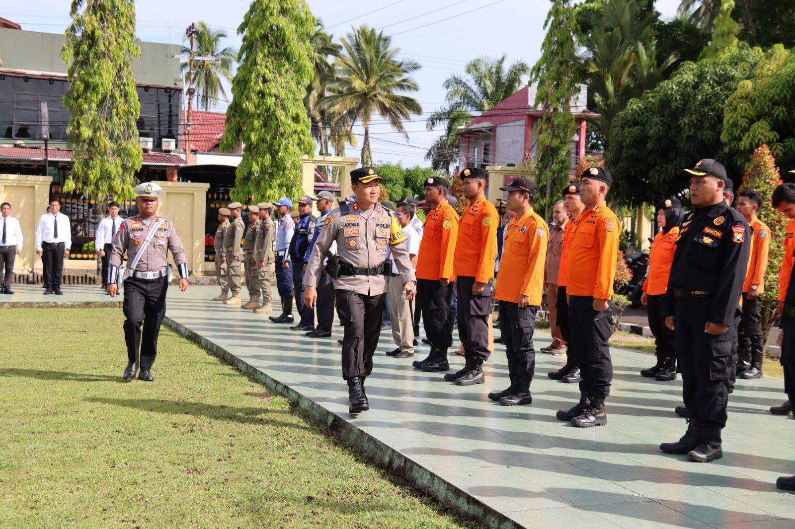 Kapolres Pasbar AKBP Agung Basuki meninjau barisan peserta apel. Osniwati