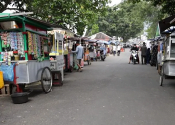 Pedagang Taman Lapangan Cinduamato Batusangkar Tempati Lokasi Baru