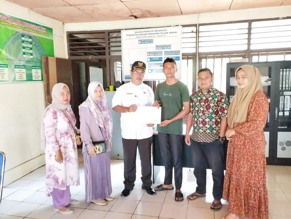 Salah satu nagari menyerahkan KK nya kepada salah seorang warga setempat adanya pemekaran nagari di Kabupaten Pasaman Barat. Osniwati