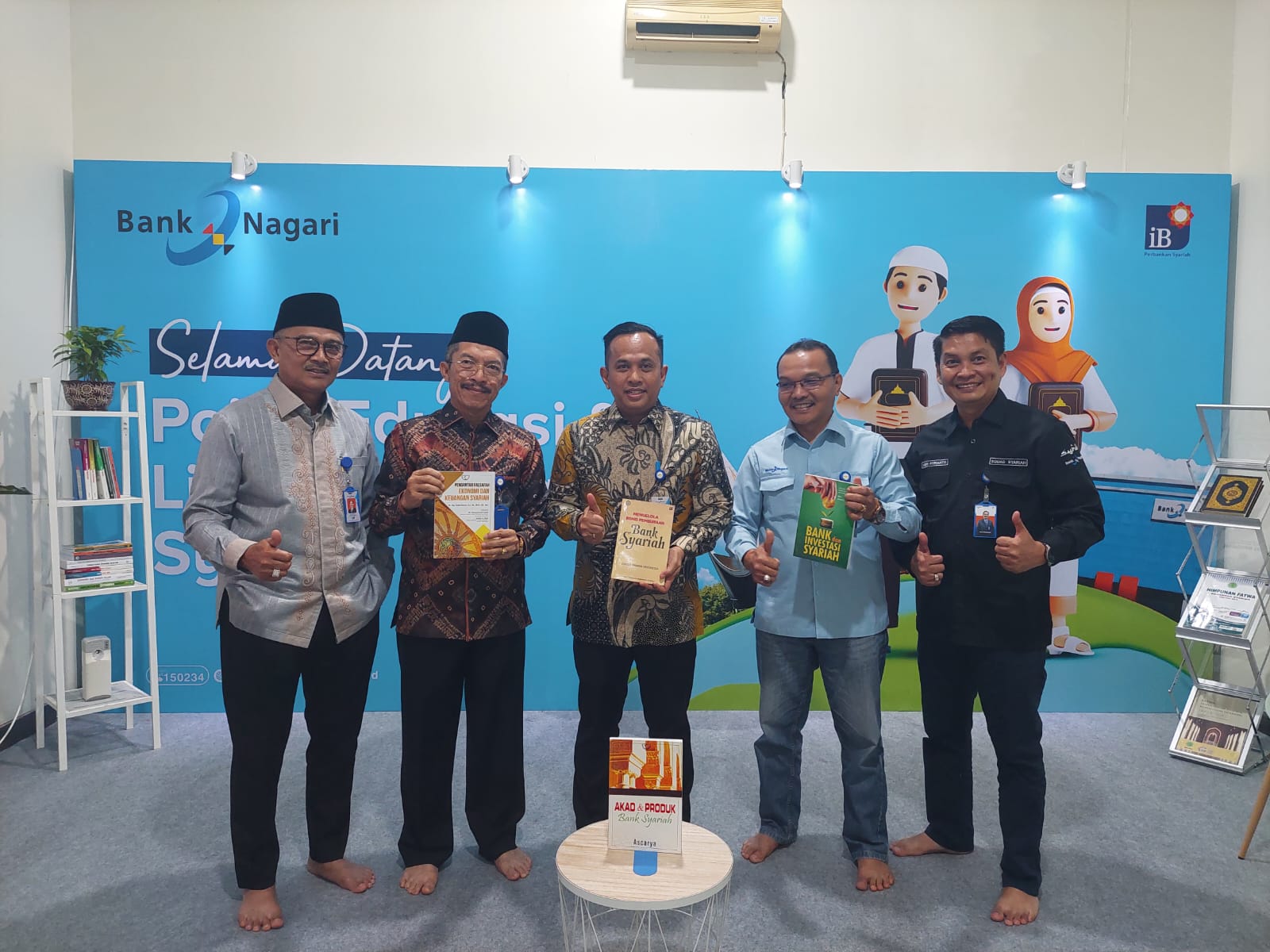Para Pimpinan Bank Nagari di Pojok Edukasi dan Literasi Perbankan Syariah di Masjid Raya Sumbar. IST