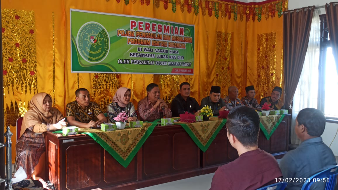 Terlihat Ketua PN Fatarony SH MH, Wali Nagari Kapa Nofrizon dan stakeholder terkait lainnya ketika meluncur Pojok Pengadilan di dalam kantor wali nagari tersebut. Osniwati