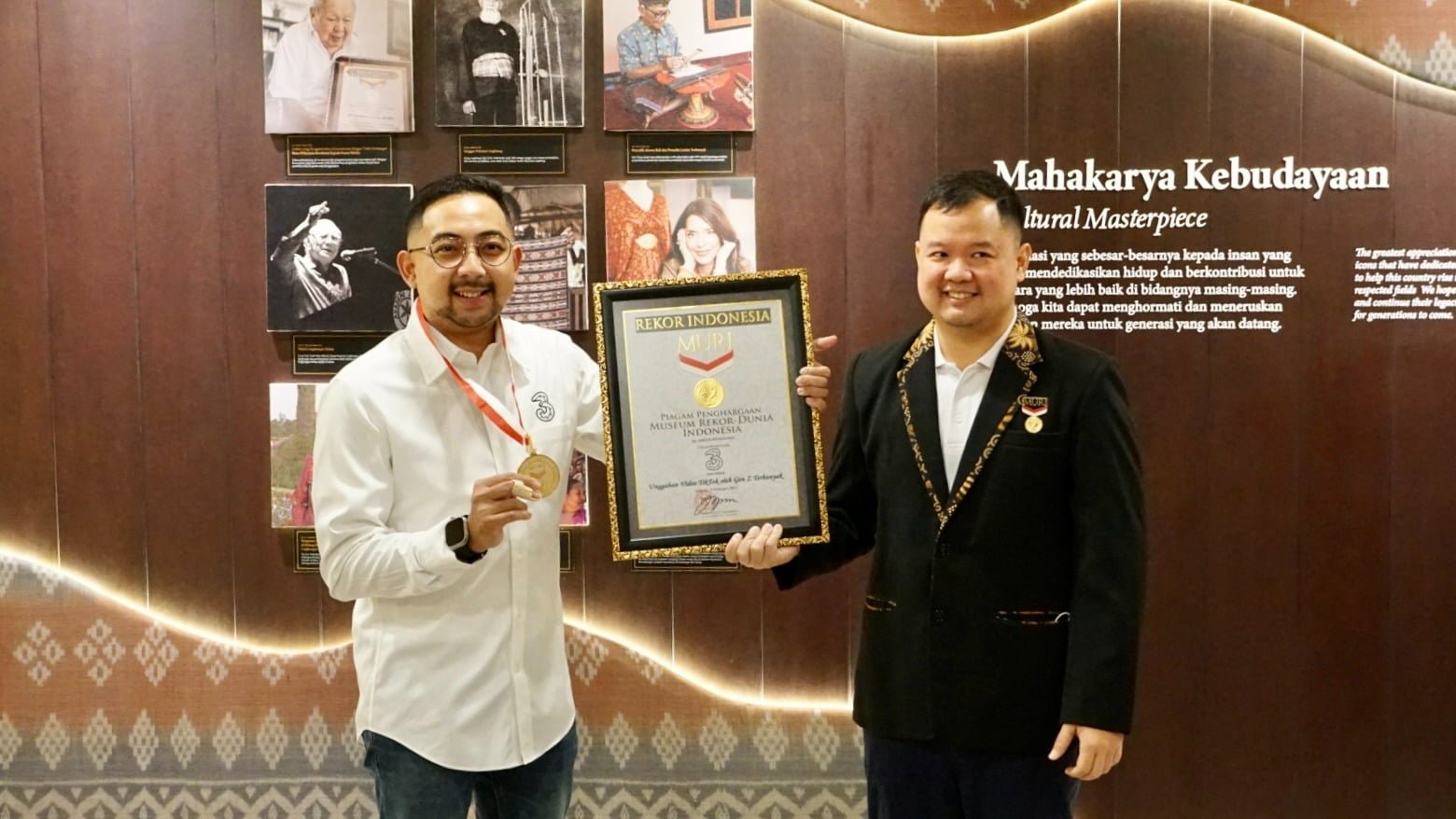 VP Head of Digital Marketing & Engagement IOH M. Thoriq Syarief Husein (kiri) dan Wakil Direktur Utama MURI Osmar Semesta Susilo (kanan) saat penyerahan piagam penghargaan Museum Rekor Dunia Indonesia di Jakarta. IST