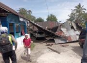 Tiga Mobil Ringsek Ditimpa Bangunan Kayu yang Rubuh