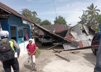 Tiga Mobil Ringsek Ditimpa Bangunan Kayu yang Rubuh