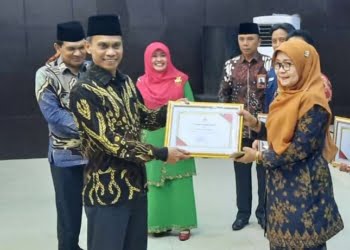 UIN IB Berikan Penghargaan pada Kepala MAN 1 Kota Padang