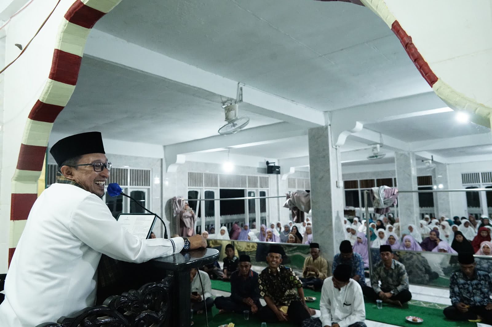 Bupati Tanah Datar Eka Putra,saat menghadiri wirid yasinan di Masjid Babussalam Kapuah Pagaruyung, Kamis (2/2). EMRIZAL